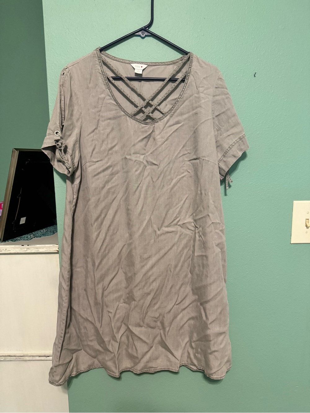 intro. Gray Crisscross V-Neck Short Sleeve dress